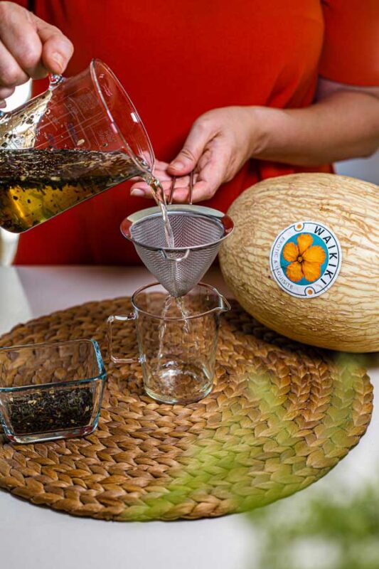 Paso 1 receta de cóctel Waikiki floral