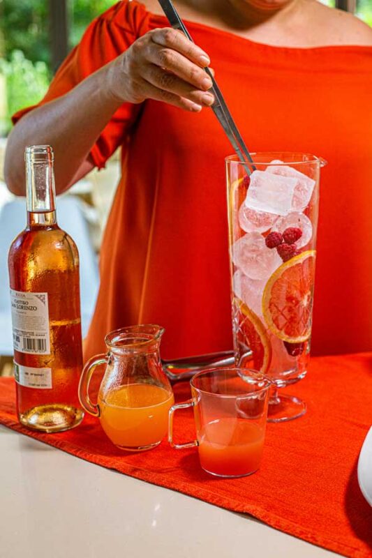 Paso 3 cóctel Waikiki con sangría de vino rosado