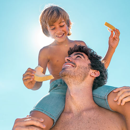 Waikiki tambien es emociones dulces y refrescante. Padre e hijo disfrutando de este melón un día de verano.