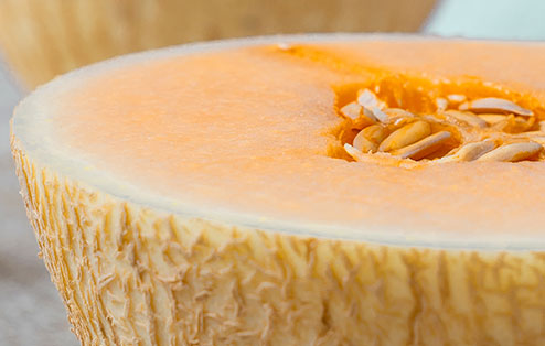 El melón Waikiki tiene una piel perlada, su carne es de color salmón y tiene un sabor intenso.